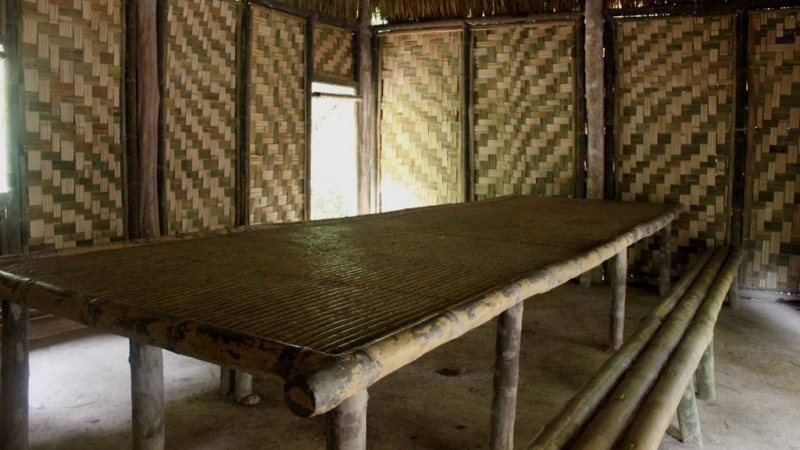 Chiếc bàn lớn làm bằng tre nứa trong Nhà tác chiến là nơi Đại tướng Võ Nguyên Giáp họp giao ban với Bộ Chỉ huy chiến dịch Điện Biên Phủ.