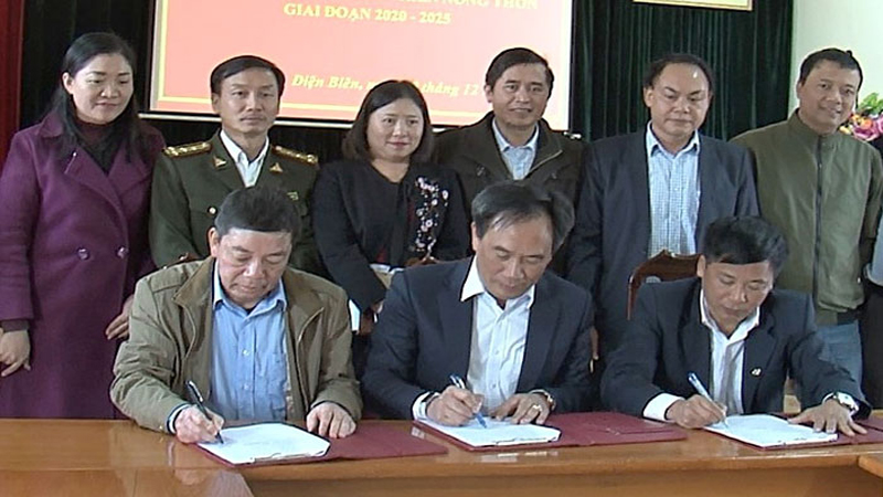 Lãnh đạo Sở Nông nghiệp và Phát triển nông thôn, Báo Điên Biên Phủ và Đài Phát thanh - Truyền hình tỉnh ký kết chương trình phối hợp.