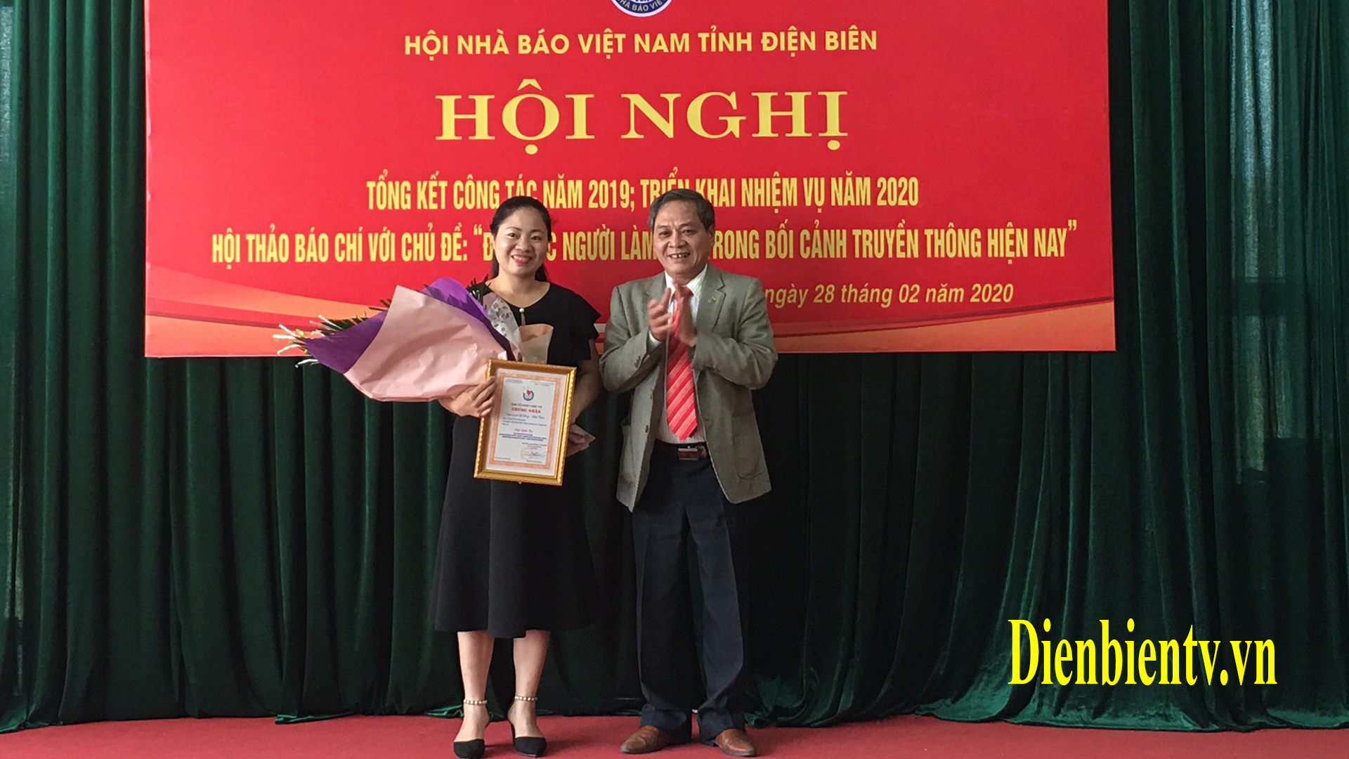 Chủ tịch Hội nhà báo tỉnh Điện Biên trao giải tác phẩm đạt giải trong cuộc thi báo chí Kỷ niệm 65 năm Chiến thắng Điện Biên Phủ.