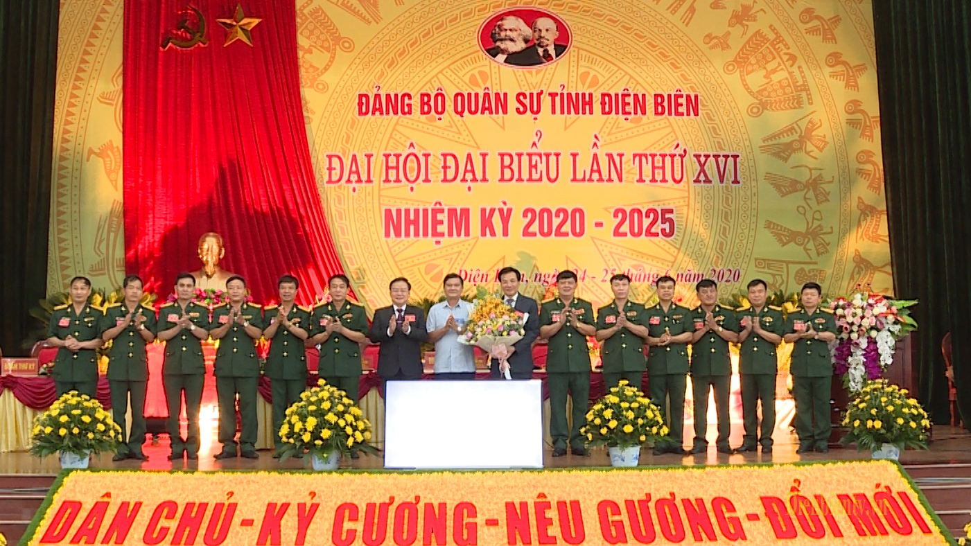 Đồng chí Lò Văn Muôn, Phó Bí thư Thường trực Tỉnh ủy, Chủ tịch HĐND tỉnh tặng hoa chúc mừng Ban Chấp hành Đảng bộ Quân sự tỉnh nhiệm kỳ 2020-2025.