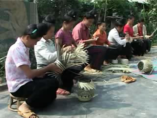 Sản xuất mây tre đan thủ công ở Nà Tấu