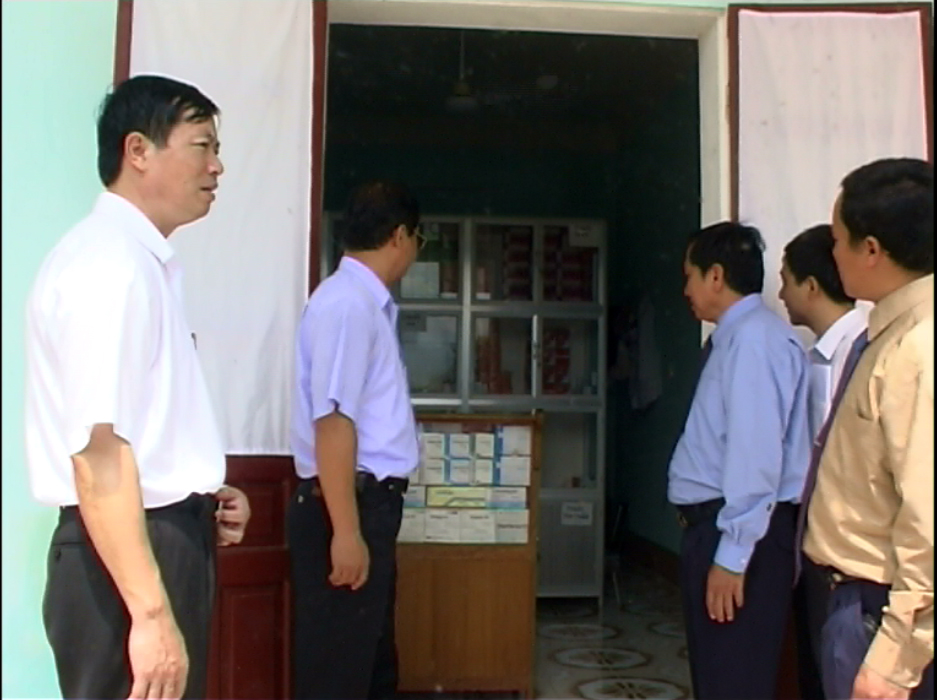 Ông Nguyễn Xuân Kôi cùng đoàn công tác đi kiểm tra trạm Y tế xã Thnah Luông huyện Điện Biên