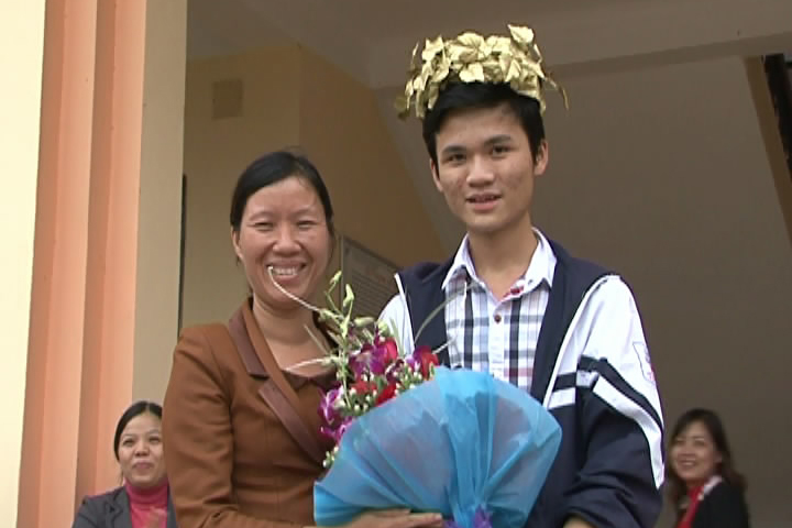 Vũ Tiến Đạt trong sự chào đón của các thầy cô.