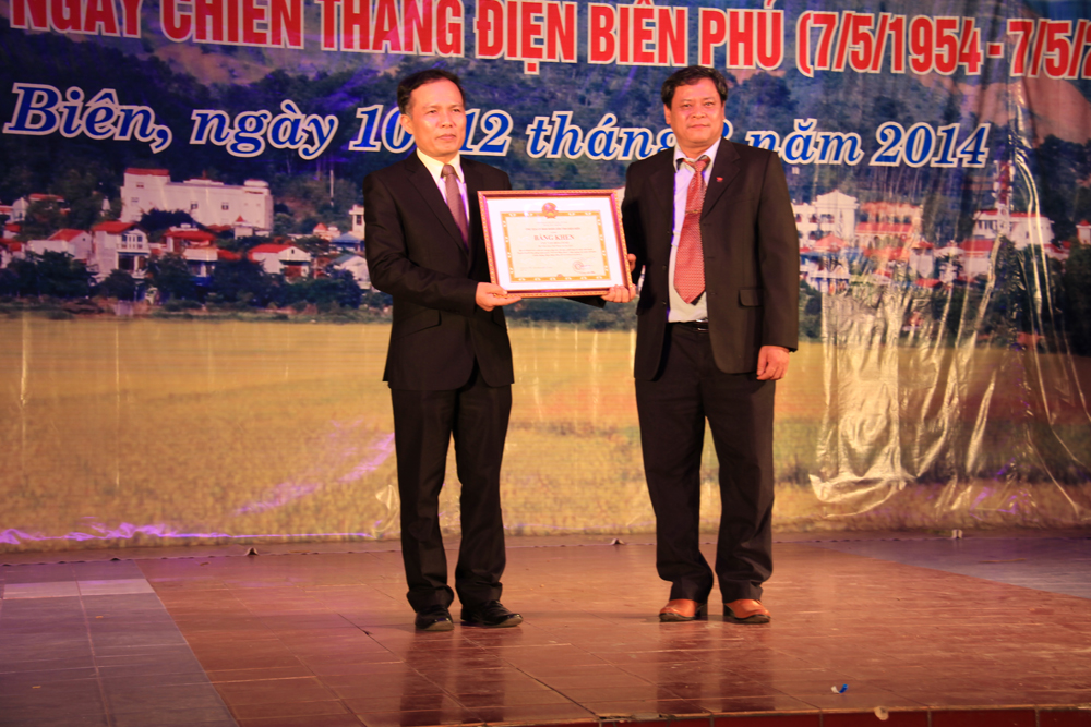 Thừa ủy quyền của Chủ tịch UBND tỉnh Điện Biên, ông Phạm Văn Hưng, Giám đốc Sở VH-TT&DL Điện Biên (phải) trao Bằng khen của UBND tỉnh Điện Biên cho Cục Văn hóa Cơ sở.