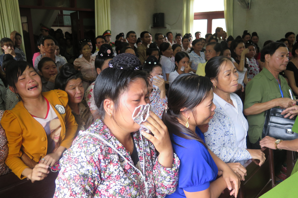 Người thân, họ hàng và nhiều người dự phiên tòa đã không cầm nổi nước mắt khi nghe tòa tuyên án đối với các bị cáo.