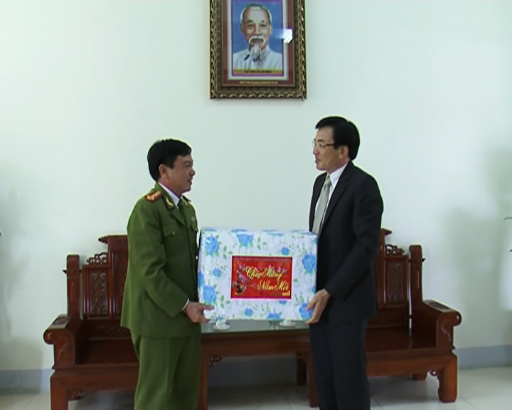 Đồng chí Trần Văn  Sơn - Phó bí thư thường trực Tỉnh ủy Thăm, chúc tết Trung đoàn cảnh sát cơ động Tây bắc và 1 số hộ gia đình chính sách thuộc huyện Điện Biên