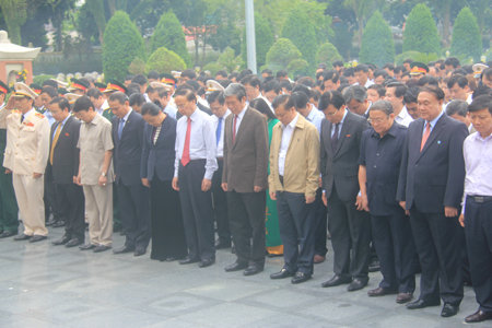 Các đại biểu dự Đại hội Đảng bộ tỉnh Điện Biên dành một phut mặc niệm tưởng nhớ Anh hùng Liệt sỹ