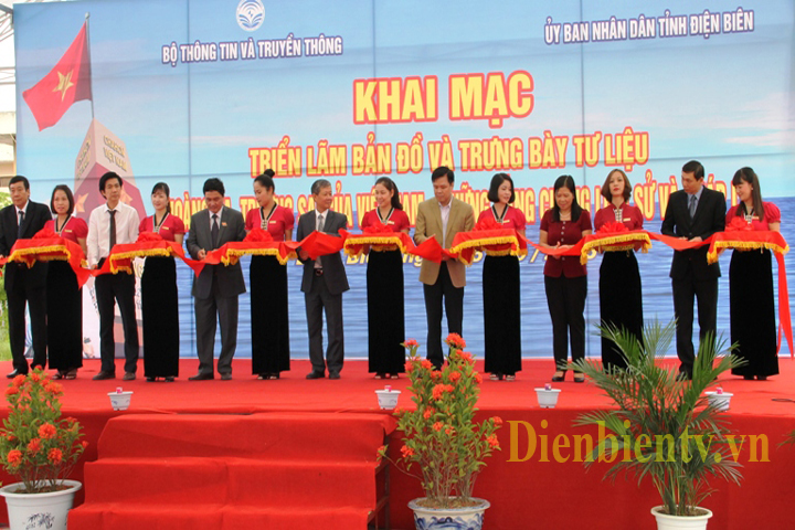 Lễ cắt băng khai trương triển lãm