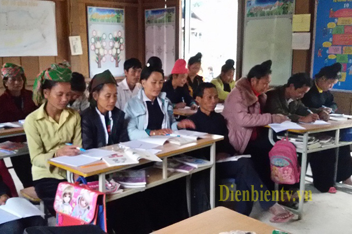 Điện Biên Mở các lớp xóa mù chữ cho học viên dân tộc Cống