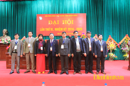 Ban Chấp hành Hội Nhà báo tỉnh Điện Biên  nhiệm kỳ 2016 - 2020 ra mắt; đồng chí Nguyễn Vân Chương - Nguyên Trưởng ban Tuyên giáo Tỉnh ủy ( thứ 4 trái sang) được bầu giữ chức vụ Chủ tịch Hội Nhà báo tỉnh Điện Biên nhiệm kỳ mới