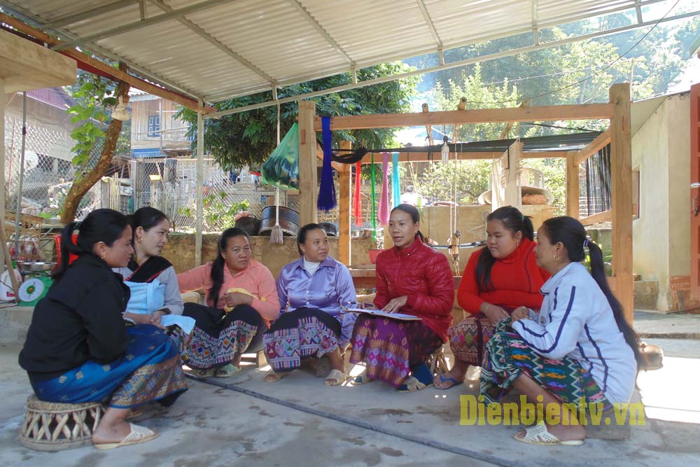 Chị Vì Thị Xôm (thứ 3 từ phải sang) tuyên truyền về công tác hội cho hội viên bản Pa Xá Lào.