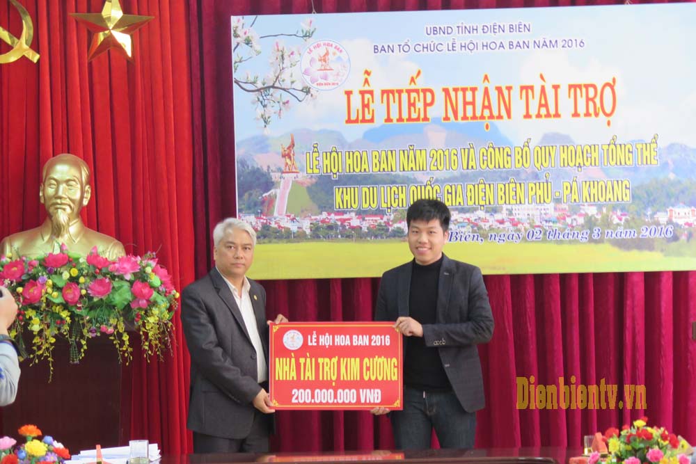 Đồng chí Phạm Việt Dũng, Giám đốc Sở Văn hóa, Thể thao và Du lịch, Phó trưởng Ban tổ chức Lễ hội Hoa Ban ( bên trái) tiếp nhận tài trợ của Công ty TNHH thương mại và xây dựng số 6 (Nhà tài trợ kim cương)