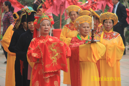 Đội tế nữ quan tiến hành các nghi thức dâng hương, dâng hoa...