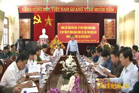 Đồng chí Trần Văn Sơn - Ủy viên Trung ương Đảng, Bí thư Tỉnh ủy phát biểu tại buổi làm việc với lãnh đạo huyện Nậm Pồ