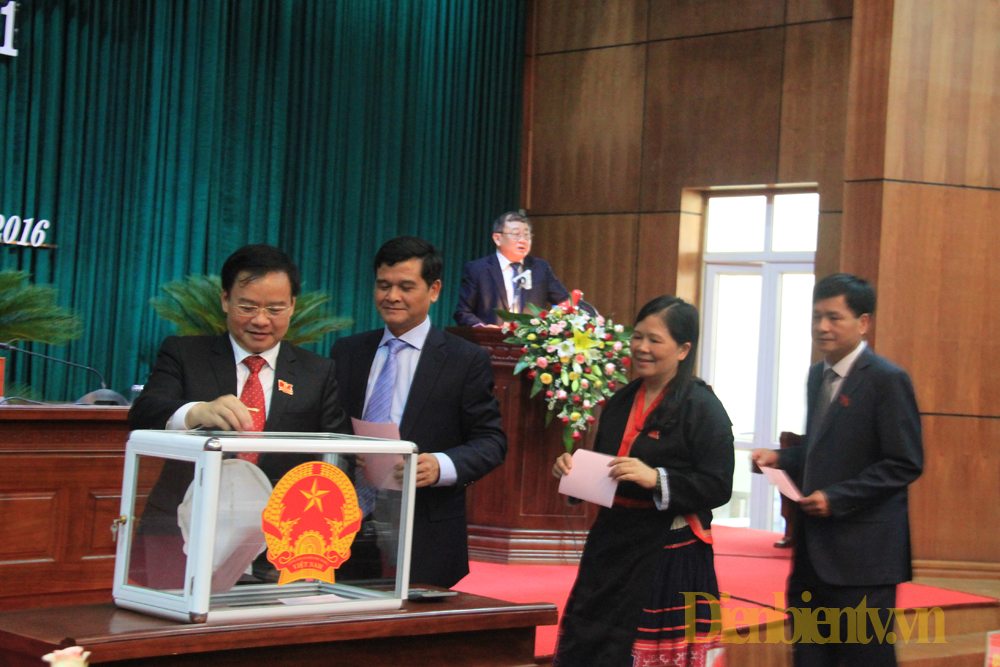 Đại biểu bỏ phiếu bầu chức danh Chủ tịch HĐND tỉnh Điện Biên khóa XIV nhiệm kỳ 2016-2021