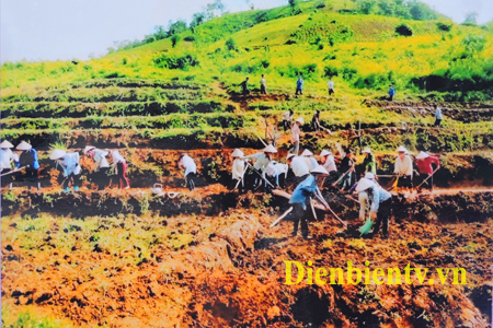 Phụ nữ TP Điện Biên Phủ cùng khai hoang mở rộng diện tích lúa nước trong chương trình xây dựng Nông thôn mới  tại xã Thanh Minh