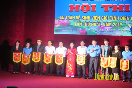 Ban tổ chức trao cờ lưu niệm cho các đội thi