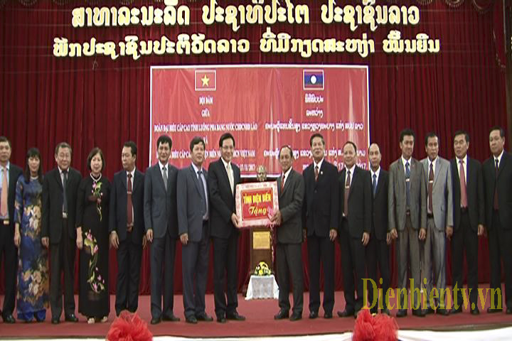 Bí thư Tỉnh uỷ Điện Biên Trần Văn Sơn tặng quà cho tỉnh Luông Pra Bang