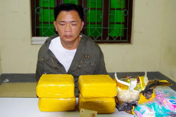 Đối tượng Tòng Văn Ổn cùng tang vật. 