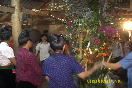 Lụ hỉnh, lụ liệng nhảy múa quanh cây pàng. Ảnh: LH