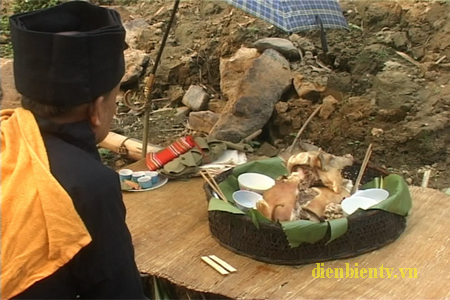 Llễ cúng thần sông, thần nước. Ảnh: LH