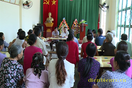 Ông Nguyễn Mạnh Hà (áo trắng, giữa) sau khi chấp hành xong án phạt tù trở về địa phương được nhân dân tín nhiệm bầu làm Trưởng thôn C19C, xã Thanh Xương, huyện Điện Biên.
