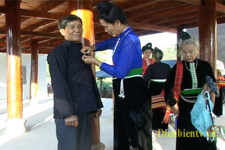 Áo chàm nay chỉ được những người vợ, người mẹ làm cho chồng cho con mình. Ảnh: LH.