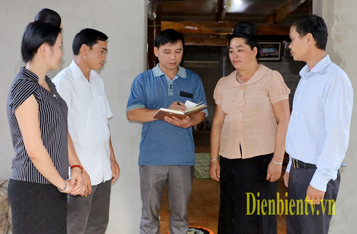 Ông Lò Văn Khuyên (ngoài cùng bên phải), Phó Bí thư thường trực Đảng ủy xã Quài Cang (Tuần Giáo) phổ biến Nghị quyết chi bộ đến Đảng viên bản Côm.