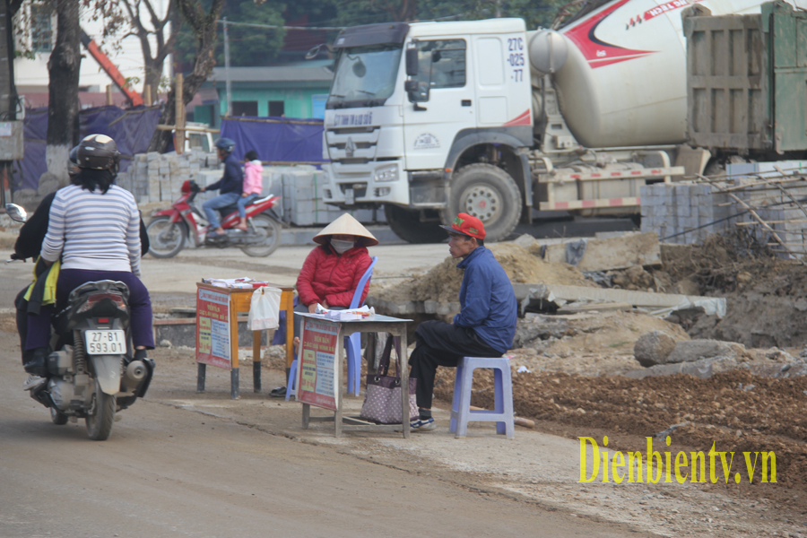 Tình trạng lấn chiếm kê bàn bán vé số tiềm ẩn nghiều nguy hiểm về an toàn giao thông