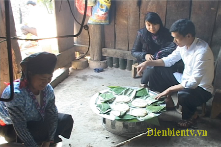 Anh Giàng A Tranh bên chiếc bành giày của gia đình. Ảnh: LH