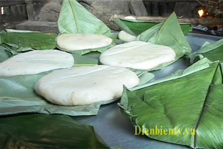 Bánh giày dưới đôi bàn tay khéo léo của người phụ nữ Mông. Ảnh: LH