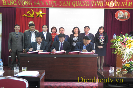 Các đơn vị trong Khối Hạ tầng Kinh tế - Kỹ thuật tỉnh Điện Biên ký giao ước thi đua năm 2018.