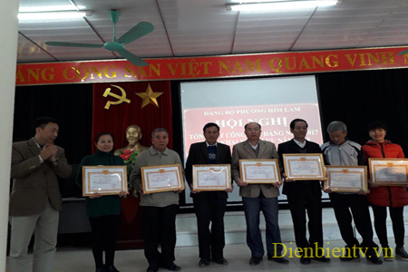 Đồng chí Hà Văn Đông - Bí thư Đảng ủy phường Him Lam (ngoài cùng bên trái) tặng Giấy Khen cho các cá nhân, tập thể có thành tích xuất sắc trong nhiệm vụ năm 2017.