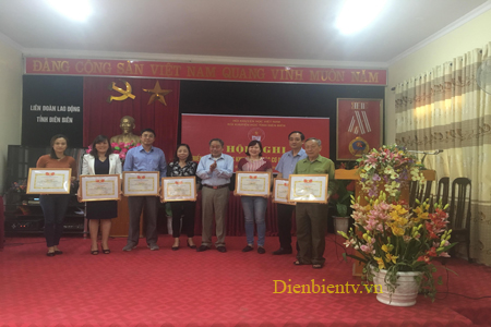 Hội Khuyến học tỉnh Điện Biên tặng Giấy khen các Ban Khuyến học cơ quan tỉnh có thành tích xuất sắc năm 2017.