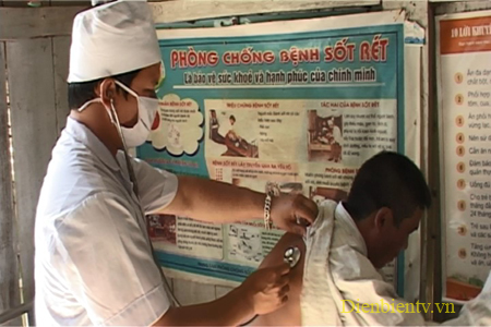 Nhiều cán bộ CCVC ngành Y tế không quản khó khăn chăm sóc sức khỏe cho nhân dân.
