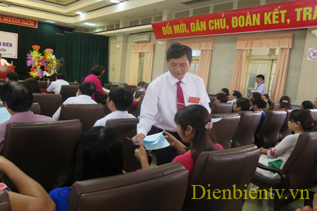 Thành viên Ban bầu cử phát phiếu cho các đại biểu.