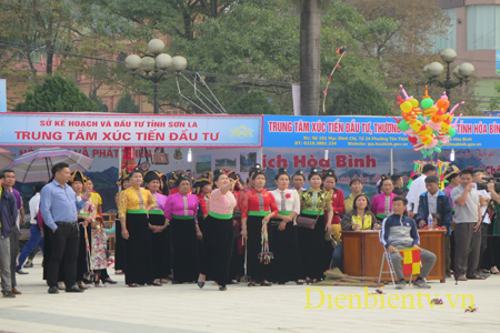 Ném còn thu hút rất nhiều người chơi cũng như người cổ vũ.