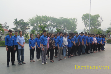Đoàn Dân chính Đảng tỉnh tại nghĩa trang Him Lam.