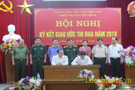 Các đơn vị trong khối thi đua Nội chính ký kết giao ước thi đua năm 2018.