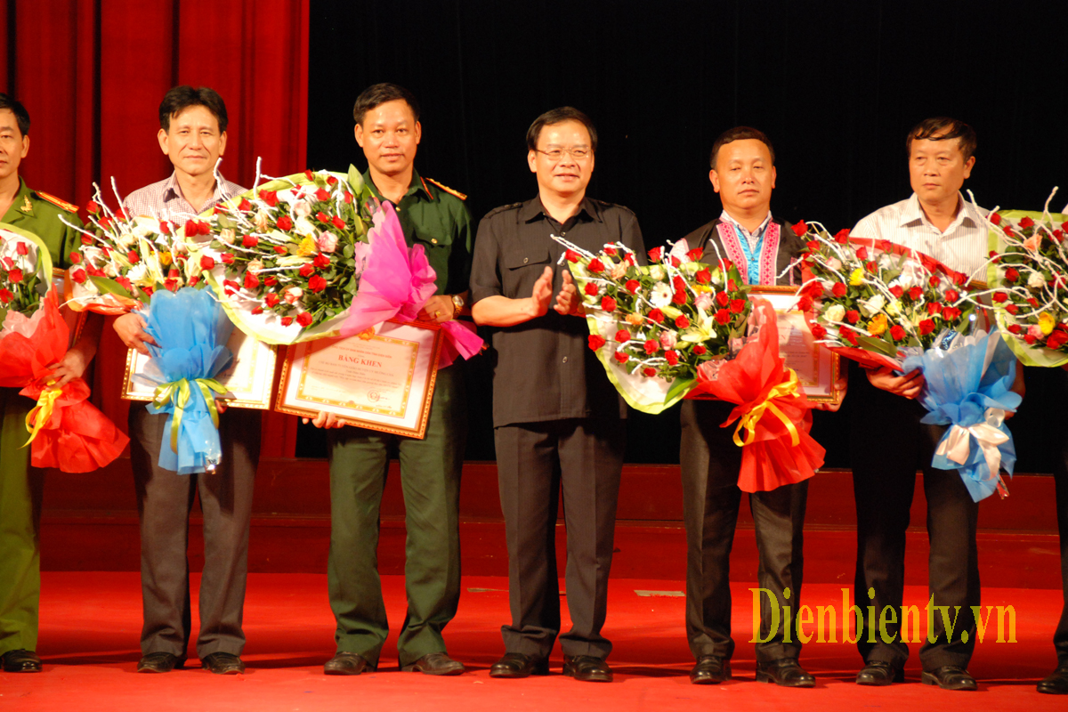 Đồng chí Mùa A Sơn, Phó bí thư Tỉnh ủy, Chủ tịch UBND tỉnh trao Bằng khen cho các tập thể cá nhân điển hình tiên tiến trong học tập và làm theo Bác (Ảnh Khánh Toàn)