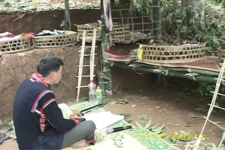Ông mo thực hiện nghi lễ cúng thần linh, đất trời và các tướng lĩnh Mường Thanh tại Đông Xên.