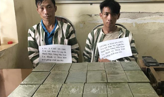 Hai đối tượng Lầu A Chừ và Giàng A Mai cùng tang vật vụ án.
