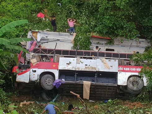 Xe khách giường nằm lao vực ở Cao Bằng, 9 người thương vong.