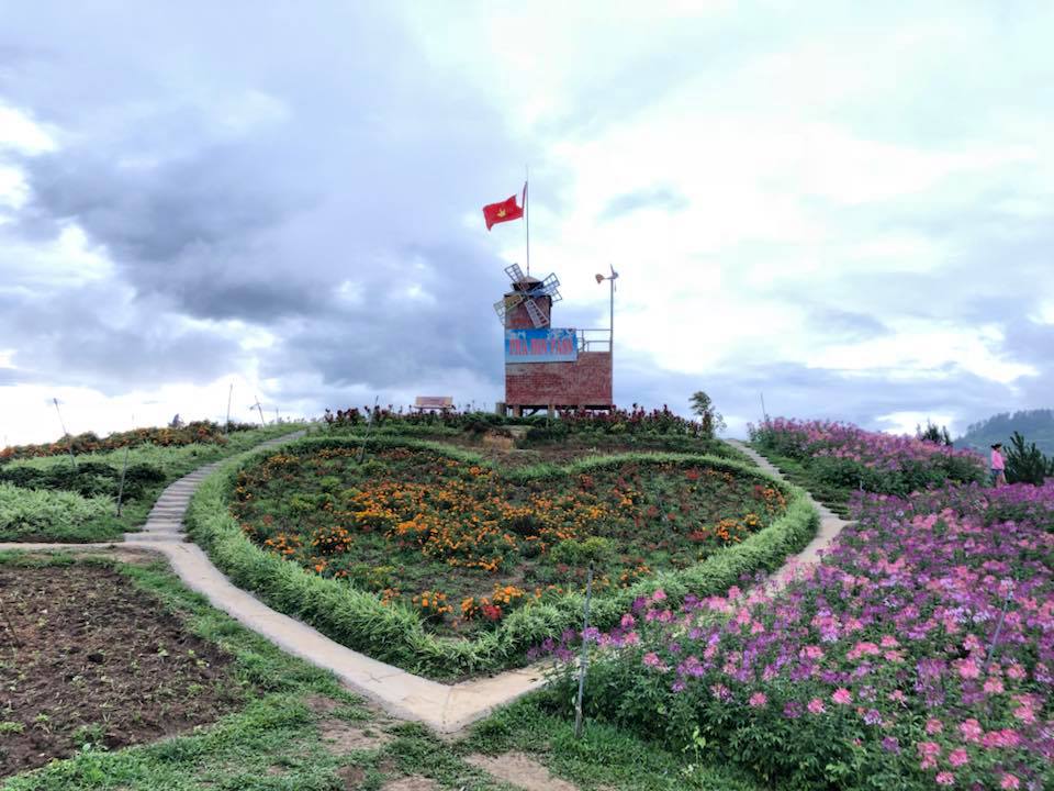Khu du lịch Pha Đin Pass được xây dựng trên đèo Pha Đin từ năm 2016. Từ đó đến nay, nơi đây đã trở thành một điểm đến vô cùng hấp dẫn đối với du khách trong và ngoài tỉnh.