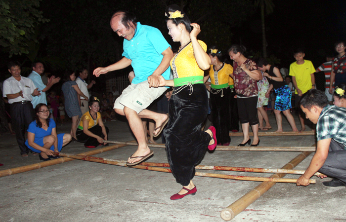 Khu du lịch Pha Đin Pass được xây dựng trên đèo Pha Đin từ năm 2016. Từ đó đến nay, nơi đây đã trở thành một điểm đến vô cùng hấp dẫn đối với du khách trong và ngoài tỉnh.