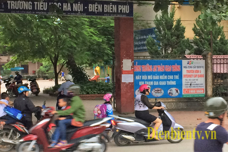 Nhiều phụ huynh thưỡng xuyên không đội mũ cho các em mỗi khi đưa đón đi học 