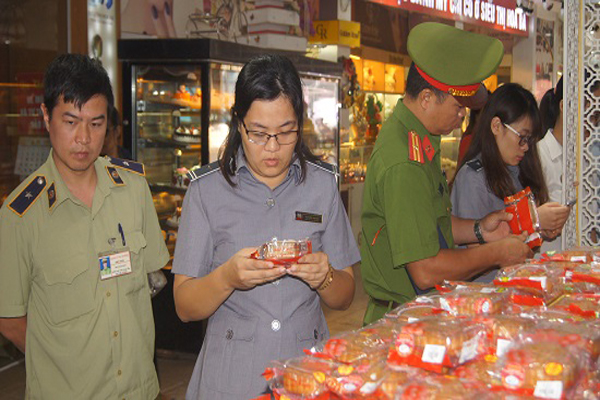 Đoàn kiểm tra liên ngành ATVSTP tỉnh kiểm tra các loại bánh kẹo phục vụ Tết trung thu 2018
