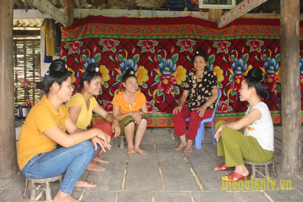 Thành viên Câu lạc bộ “Ngăn ngừa, giảm thiểu tác hại của bạo lực trên cơ sở giới” thôn Chiềng Đông, xã Thanh Yên, huyện Điện Biên tuyên truyền nâng cao nhận thức về bình đẳng giới, bạo lực gia đình cho người dân.