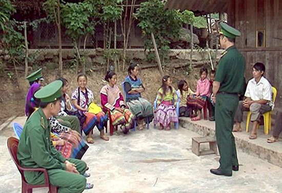 Bộ đội biên phòng Đồn A Pa Chải  tuyên truyền về Hiệp định Biên giới tới nhân dân các dân tộc khu vực biên giới.