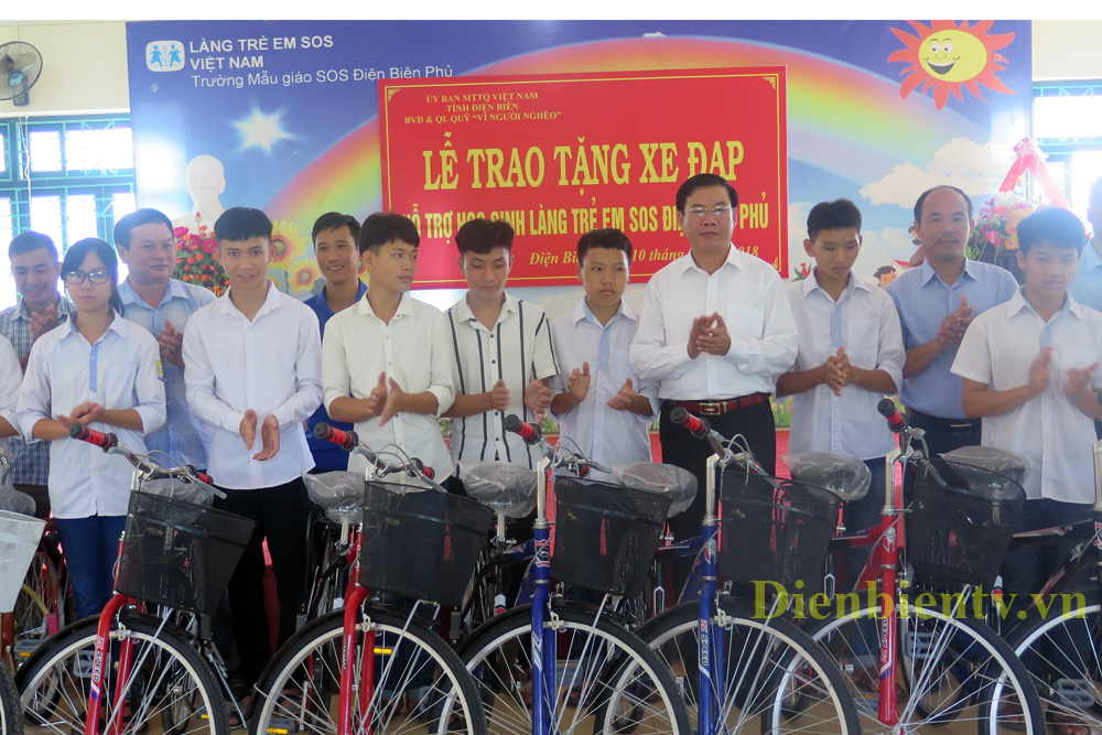 Đồng chí Lò Văn Mừng, Chủ tịch Ủy ban MTTQ tỉnh, Trưởng Ban vận động và Quản lý Quỹ 